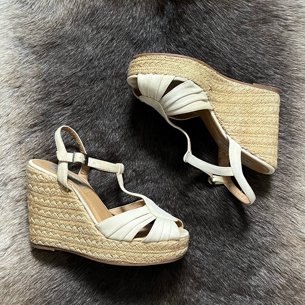 Steve Madden White T Strap Espadrilles in Women’s Size 8